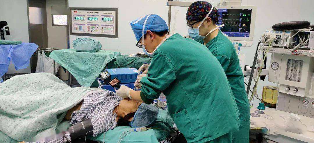 为什么夏天总是喉咙不舒服？可视喉镜检查一下了解原因